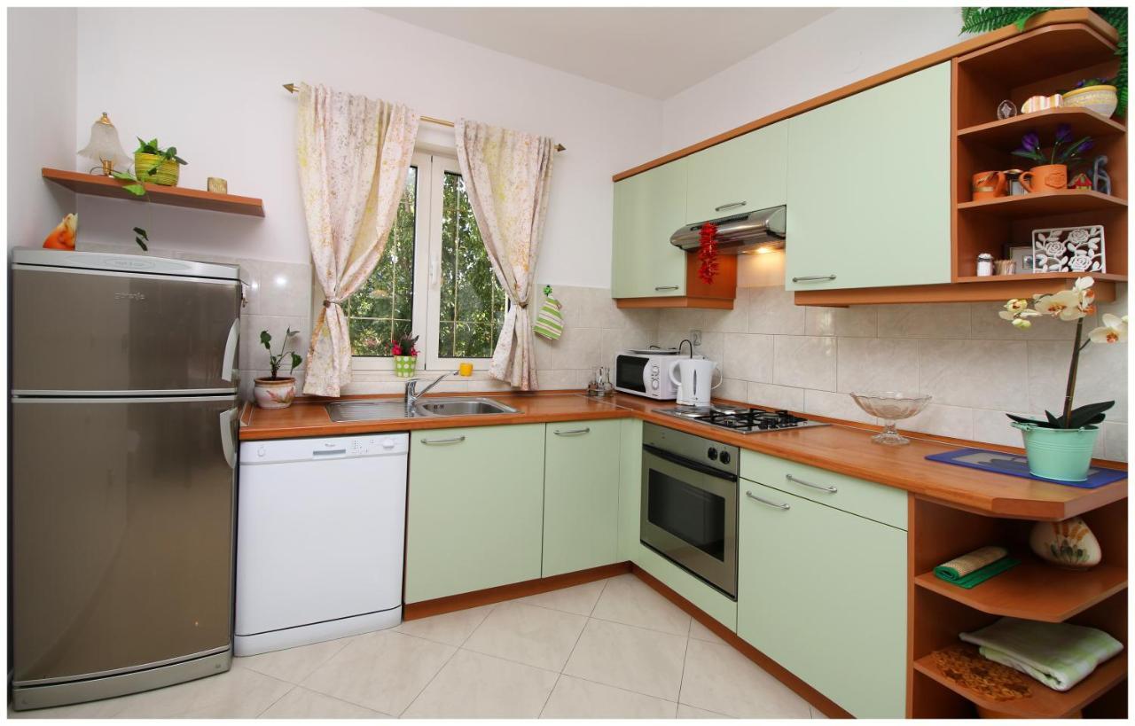 Apartments Ruza Примоштен Екстер'єр фото