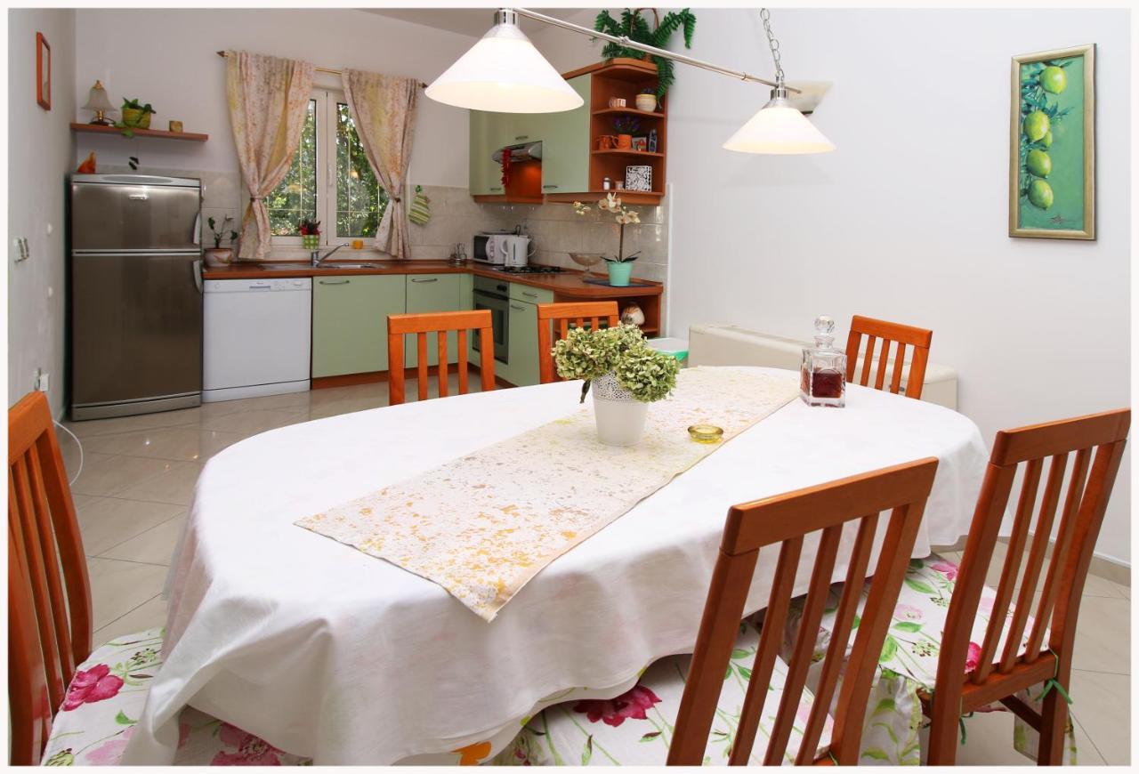 Apartments Ruza Примоштен Екстер'єр фото