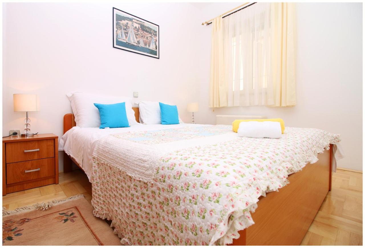 Apartments Ruza Примоштен Екстер'єр фото